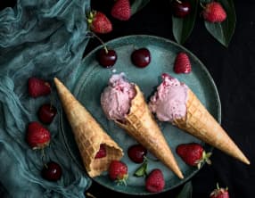 La crème glacée à la fraise, à la framboise et à la cerise sans sorbetière