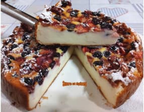 Gâteau au fromage blanc avec des fruits rouges