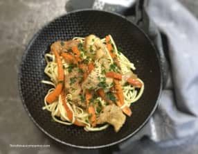 Nouilles sautées au poulet et aux champignons