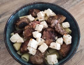 Tortiglioni à l'agneau mariné et feta