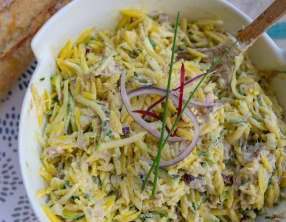 Salade de pâtes au maquereau fumé et courgettes, sauce au yaourt