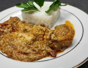 Sandre aux épices indiennes, à la crème et au poivron rouge