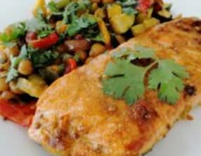 Saumon mariné et légumes d’été, pois chiches rôtis aux épices
