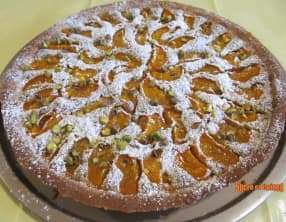 Tarte aux abricots, crème d'amande et pistache