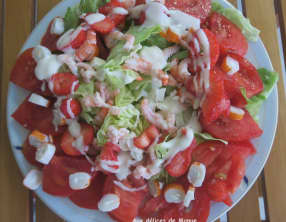 Salade de tomates aux crevettes, fraises, surimi et feta