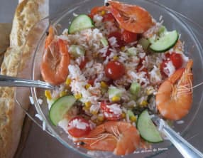 Salade de riz aux crevettes, concombre et tomates
