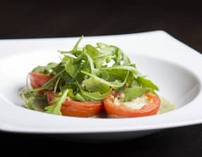 Tomates farcies aux oeufs et fromage