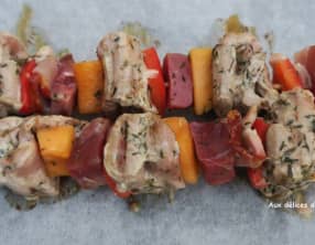 Brochettes d'aiguillettes de canard au melon, poivron et noix de jambon