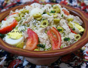 Salade de riz au poulet, légumes et mayonnaise au citron