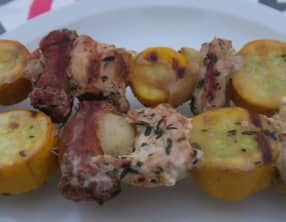 Brochettes de dinde, merguez et courgette jaune, marinées à  la plancha