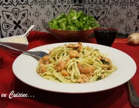 Poêlée de tagliatelles au pesto et au saumon fumé