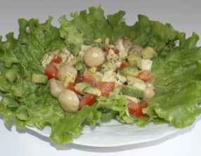 Salade aux avocats et aux champignons