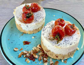 Petit cheesecake au chèvre, dattes et tomates rôties