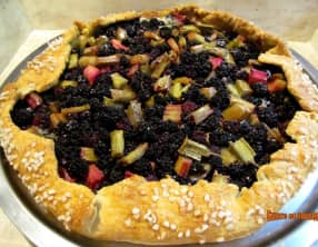 Tarte rustique mûres-rhubarbe