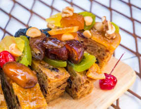 Gâteau aux pommes, bananes, flocons d'avoine et dattes