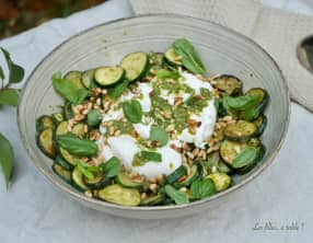 Salade tiède de courgettes, pesto et burrata