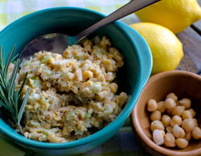 Salade de pois chiches, oignons verts, sauce yaourt