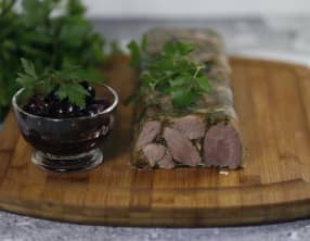 Terrine de jarret en persillade et pickles de cerises