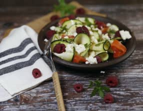 Salade courgettes à la feta framboises et huile d'olive au basilic
