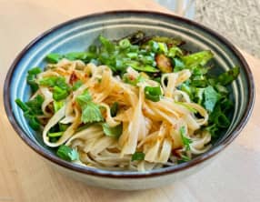 Nouilles à l'huile piquante et légumes au wok