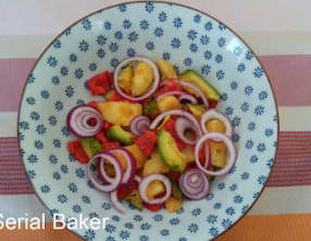 Salade de pomme de terre, poivron rouge et avocat rôtis, pickles d'oignon rouge