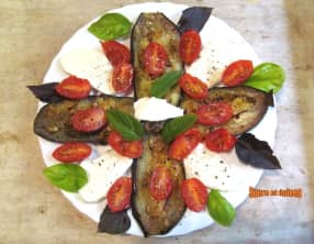 Salade d'aubergine aux tomates cerises et mozzarella