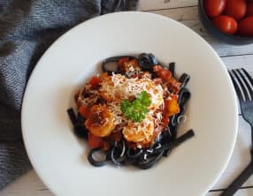 Spaghettis noirs à la crevette et tomates