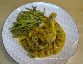 Cuisses de poulet aux champignons bruns et à la cancoillotte au vin jaune