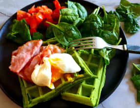 Gaufres d'épinards, oeufs et bacon
