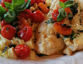 Filet de merlu aux tomates cerises confites et basilic