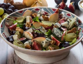 Salade aux pommes, noix, raisins et figues