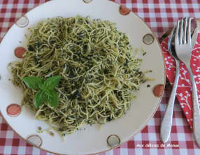Spaghetti à  l'ail à  la sauce au basilic et aux noix