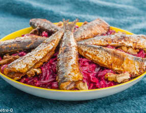 Betteraves à la mayonnaise, noix et sardines