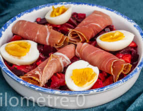 Salade de tomates, betteraves rouges, jambon cru et œuf dur