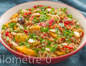 Salade de quinoa, poivrons, olives et amandes