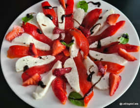 Salade poivrons grillés, mozzarella et fraises