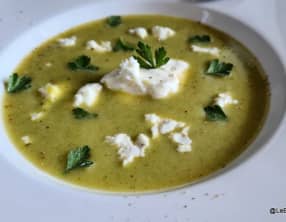 Velouté de courgette au curry rouge et au chèvre fais