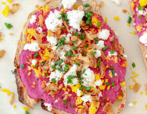 Toast à la crème de betterave et oeuf dur