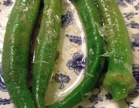 La salade de gombos au citron et à l'ail