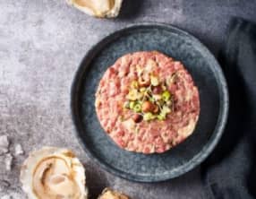 Tartare d’huîtres plates, boeuf, câpres, et noisettes torréfiées