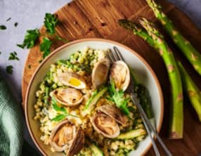 Praires, fregola sarda, pointes d’asperges et jus de persil