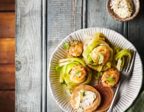 Saint Jacques rôties, blinis au sarrasin, beurre aux algues et tagliatelles de poireaux