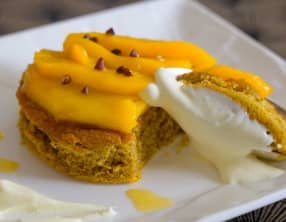 Moelleux au sarrasin, mangue rôtie à la cardamome, crème au safran