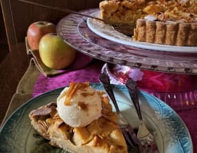 Tarte aux pommes, crème à la cannelle et amandes caramélisées