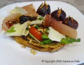 Pain perdu à la Tomme de brebis, jambon cru, confiture de cerises noires et roquette, figues rôties