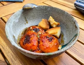 Abricots rôtis et caramel de sirop d'érable au thym