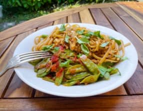 Linguine à la sauce de soja et pois gourmands