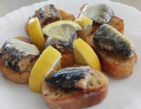 Toasts aux sardines et à l'ail