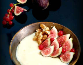 Semoule au lait, figues et noix caramélisées
