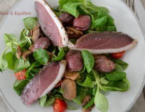 Salade de mâche au magret de canard séché, aux gésiers et aux champignons